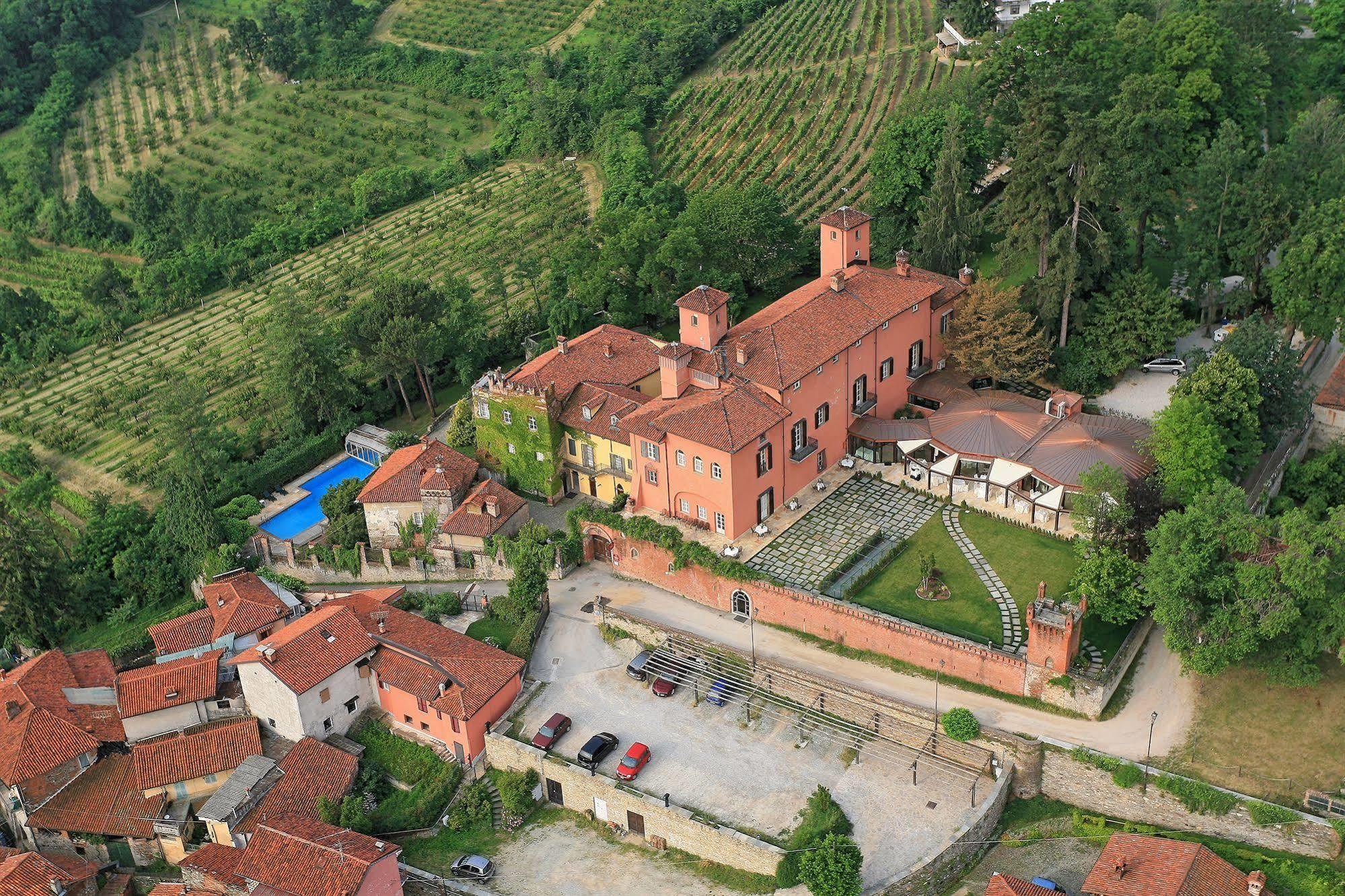 Отель Castello Rosso Костильоле-Салуццо Экстерьер фото